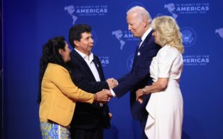  El afectuoso saludo de Pedro Castillo y el presidente de EE.UU. en la IX Cumbre de las Américas
