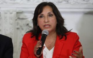 la exministra de Desarrollo e Inclusión Social, Dina Boluarte Zegarra, por presunta infracción constitucional y delitos.