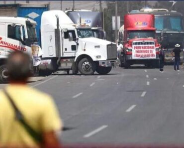 El paro de transportistas mantuvo bloqueada la Panamericana Sur y otras vías del país.