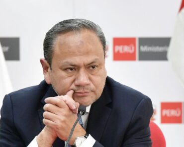 González sostuvo que Castillo tiene que dejar cuanto antes el cargo al “tener un compromiso con la corrupción”.