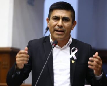  Congresista Alex Flores advierte que la derecha «juega a desestabilizar el gobierno por afanes golpistas»