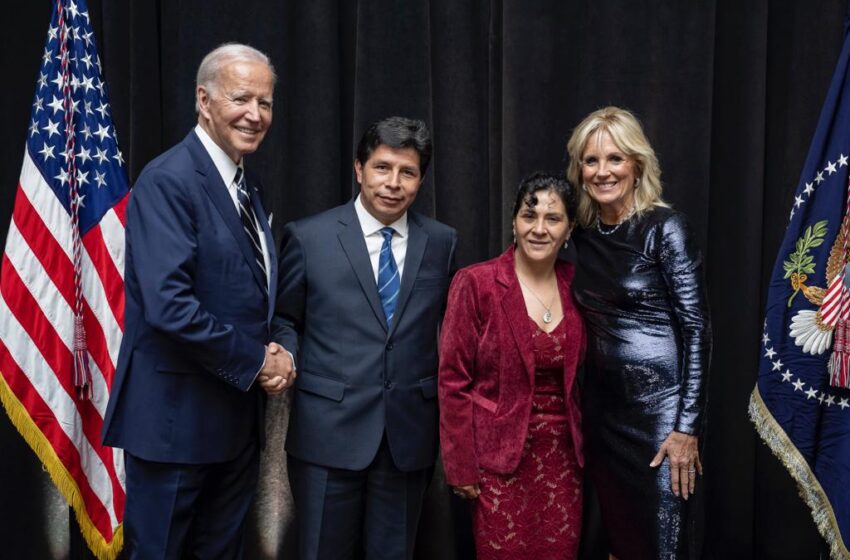  Pedro Castillo y Lilia Paredes se fotografían junto al presidente de los EE.UU.