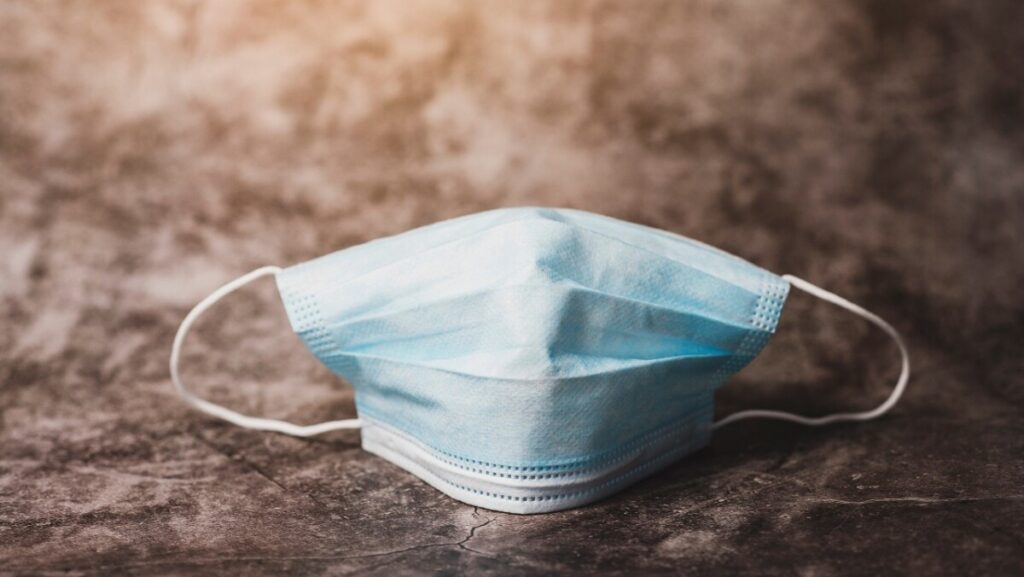 Si alguno tuviera una enfermedad respiratoria y no se siente seguro sin la mascarilla, puede usarla.