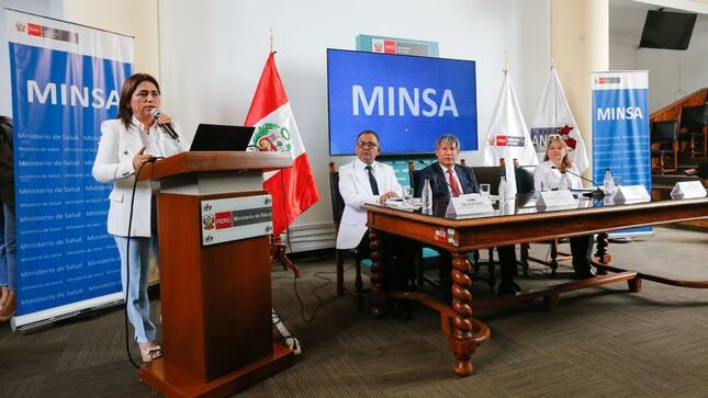 La ministra de Salud, Rosa Gutiérrez Palomino, anunció que se adquirirá y entregará una ambulancia a cada distrito del país.