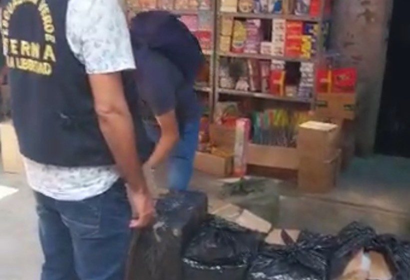  Policía intervine mercados de Trujillo y Chiclayo repletos de golosinas vencidas y cigarrillos adulterados