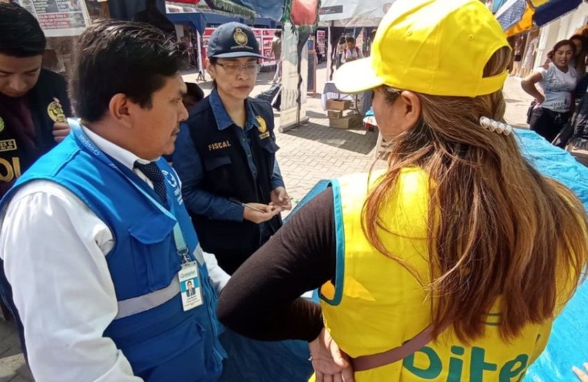 En conjunto con la Fiscalía de Prevención de Delitos y la Policía Nacional del Perú, personal del ente regulador recorrió distintas vías del distrito para supervisar e identificar los puntos de venta ilegal de chips.