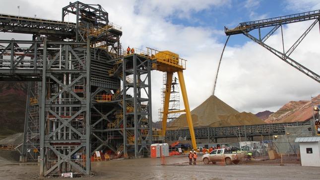 Perú espera concretar inversiones mineras por US$ 6,200 millones entre 2023-2024, afirma ministro Oscar Vera.