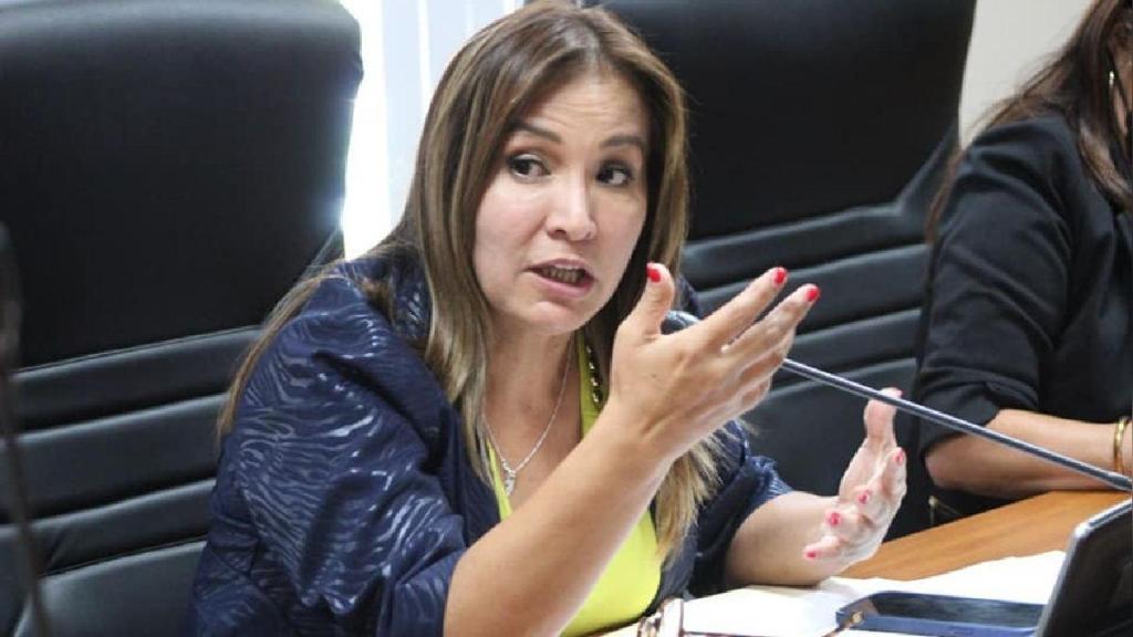 La congresista de APP, Magaly Ruiz será investigada por el caso de recorte de sueldos a trabajadores del Parlamento.