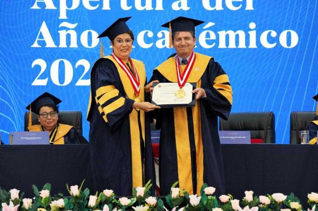 Se otorgó el grado honorífico de doctor honoris causa a Ricardo González Vigil.