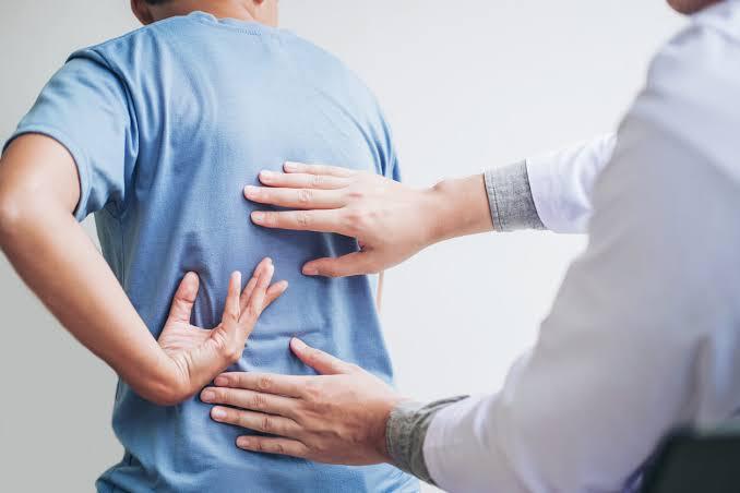 El especialista resaltó que a los 40 años las mujeres deberían realizarse un examen de mama y los hombres, de próstata ante un dolor de espalda.
