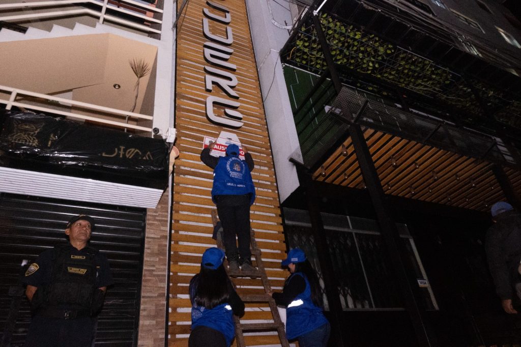 Uno de los locales intervenidos no tenia certificado de Inspección Técnica en Seguridad de Edificaciones (ITSE) y otro realizaba giro distinto a su licencia de funcionamiento. 