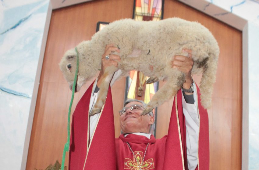  Arzobispo de Trujillo confirma a 100 jóvenes y recibe regalo simbólico de la parroquia