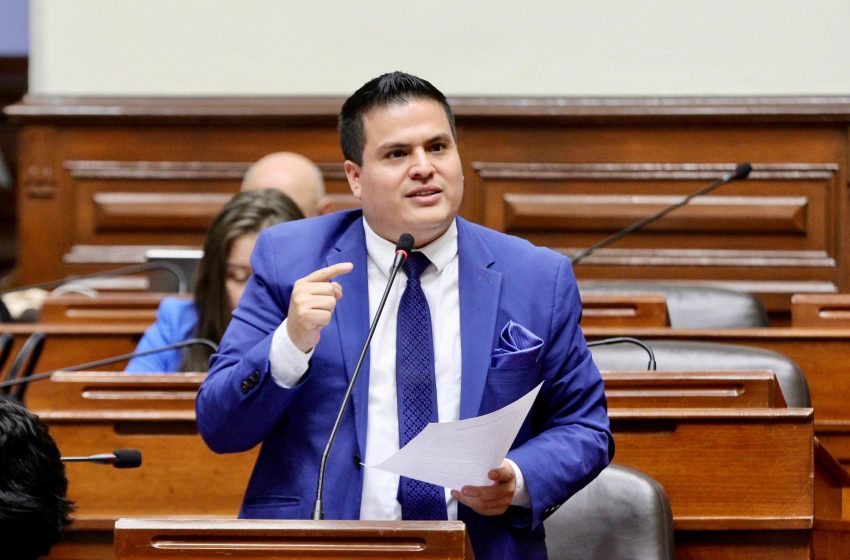  Diego Bazán pide que mobiliario escolar permanezca en el Colegio Nacional San Juan de Trujillo