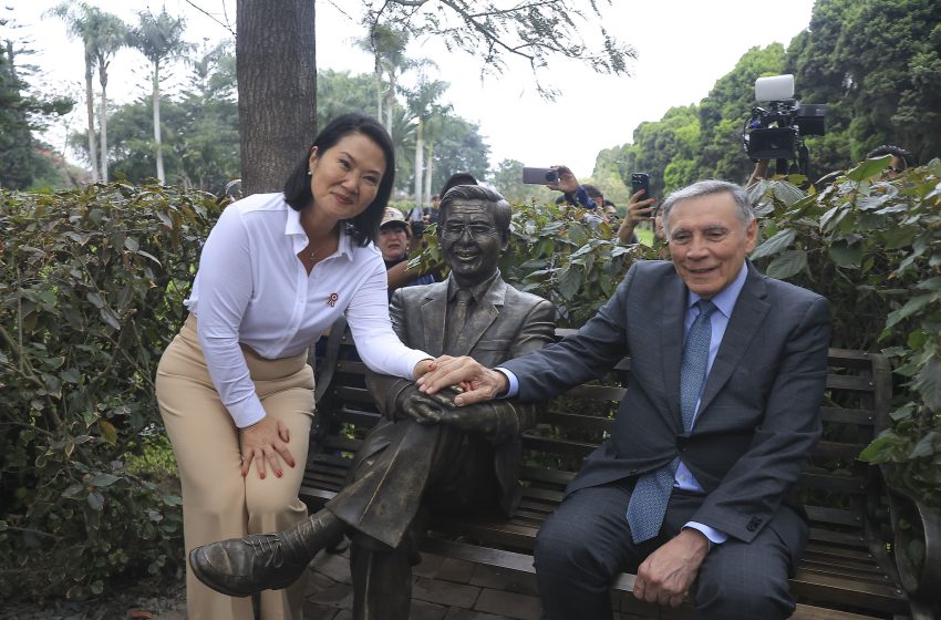  Keiko Fujimori visitó la tumba de su padre junto al expresidente ecuatoriano