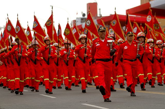  Keiko Fujimori promete reincorporar a los bomberos al desfile militar