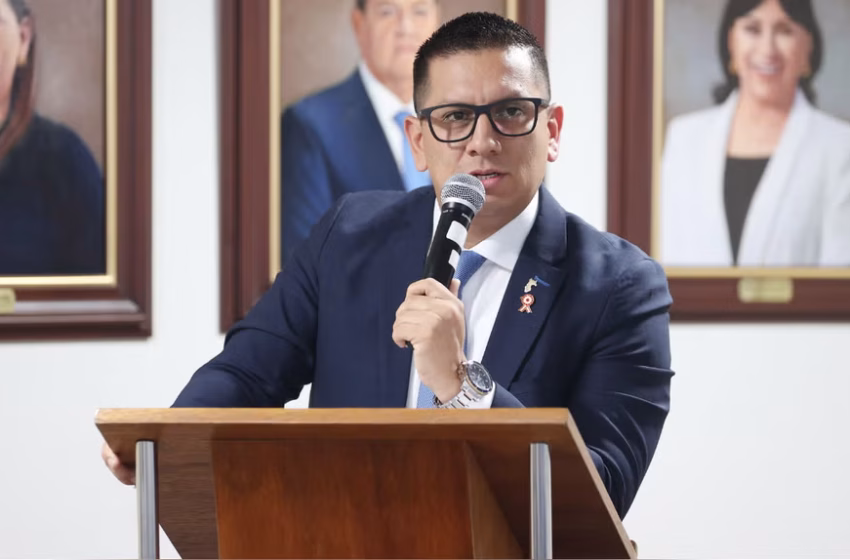  Freddy Solano renuncia al Ministerio de Trabajo