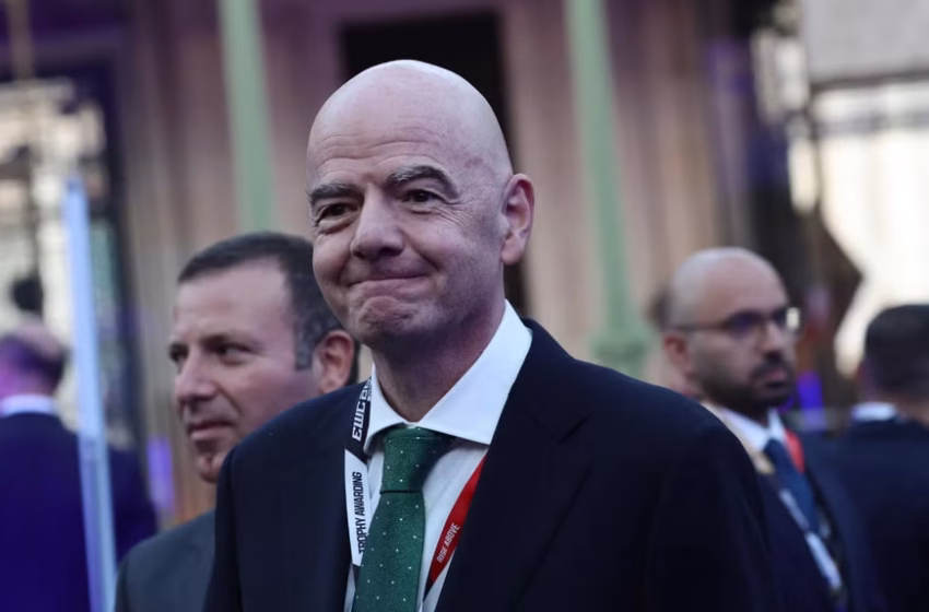  Leyendas del fútbol salen en defensa del presidente de la FIFA