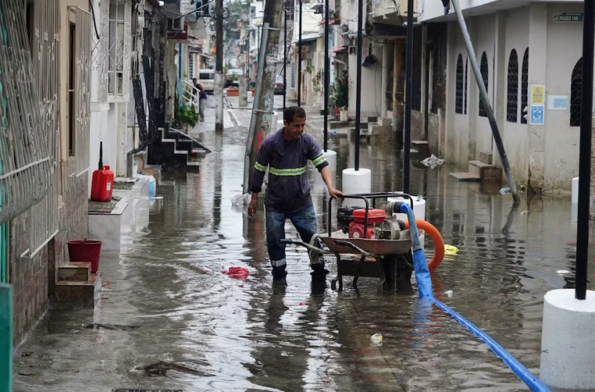  Guayaquil amanece inundada tras más de 15 horas de lluvias