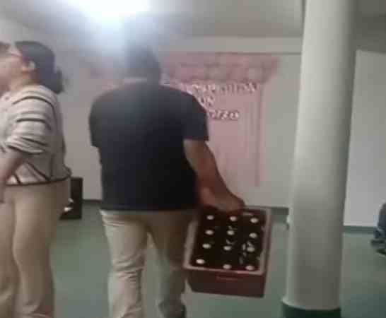  Trabajadores son captados tomando cerveza dentro de Casa Materna de Sanagorán