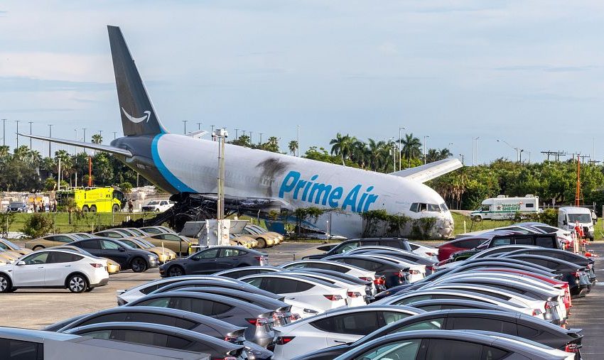  Avión de carga de Amazon se despista en Miami y arrolla vehículos