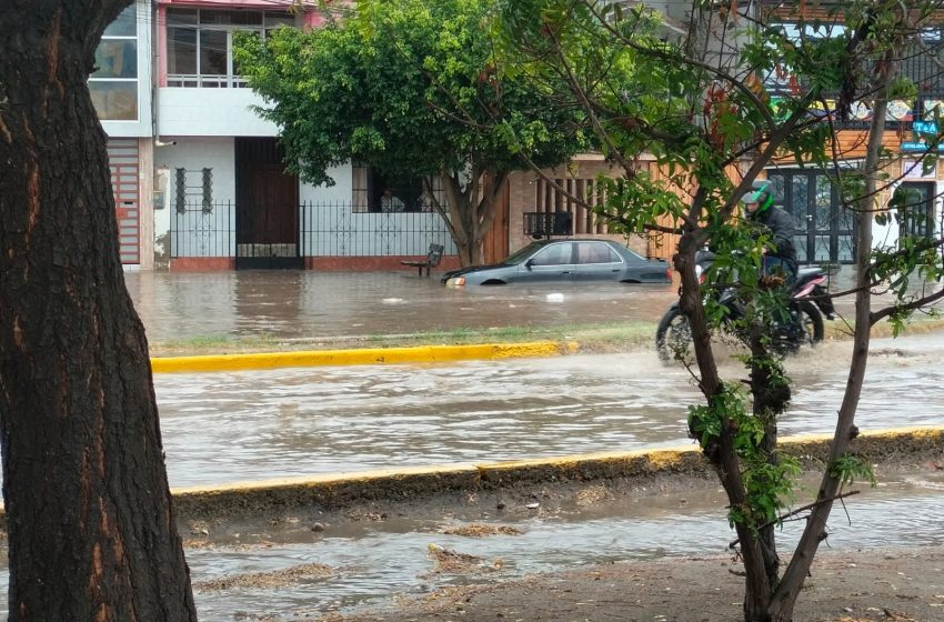  Fuertes lluvias provocan aniegos en Piura