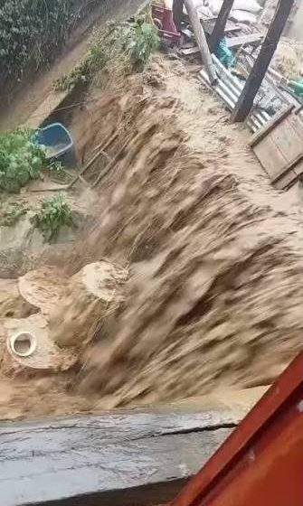  Piura: colapso de alcantarillado por lluvias inunda viviendas en Ayabaca